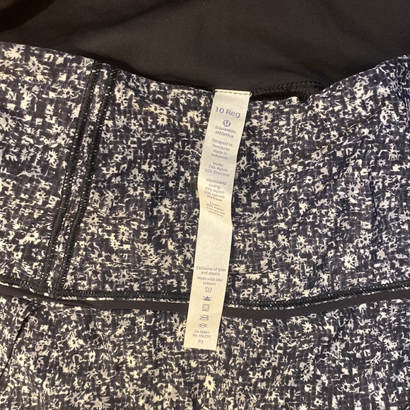 Lululemon tennis skit *Like New* never worn. Size 10 - Picture 4 of 4